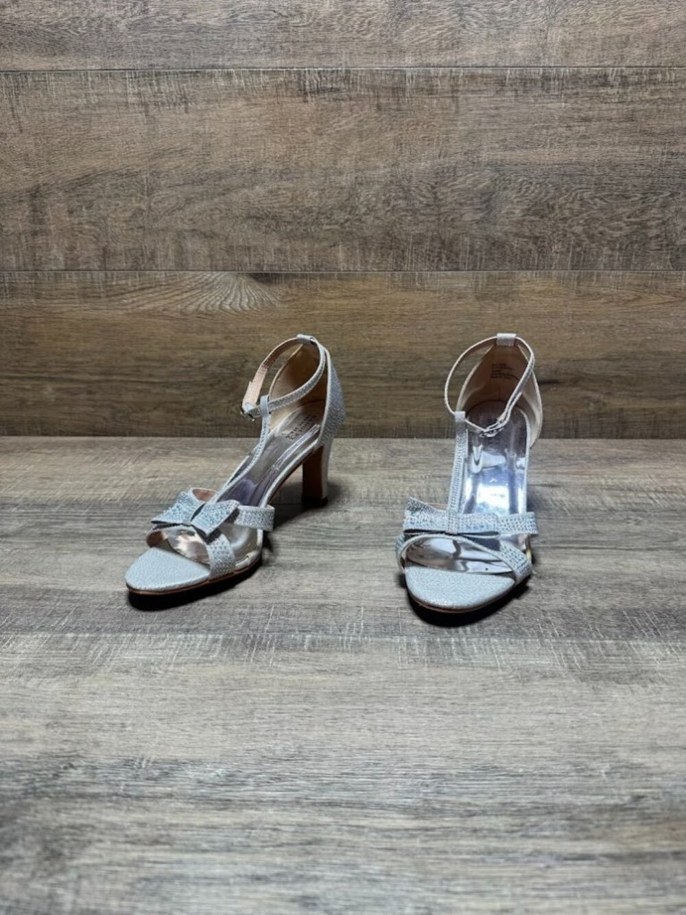 Badgley Mischka Kayla Silver Metallic Rhinestone T Strap Heels Women's Size 6